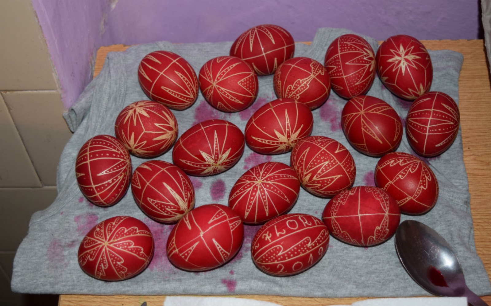 Vopsitul oualor de Paști, oua de pasti traditionale, oua rosii, oua condeiate