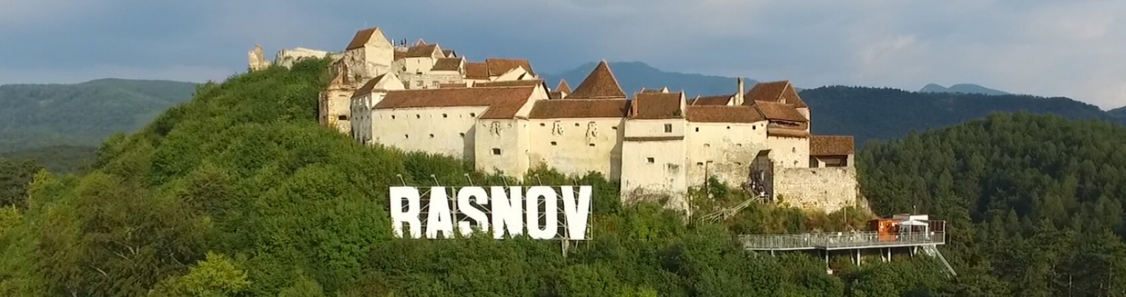 Cetatea Rasnov, judetul Brasov. Unul dintre cele mai bine pastrate ansambluri fortificate din Transilvania, cu o atmosfera medievala