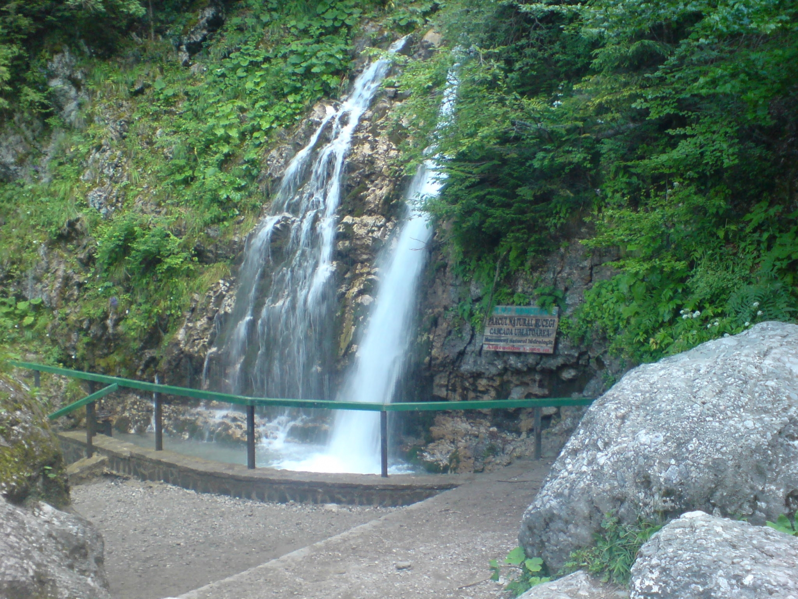 cascada urlatoarea, muntii Bucegi, cel mai usor traseu din Bucegi, formata de paraul Urlatoarea
