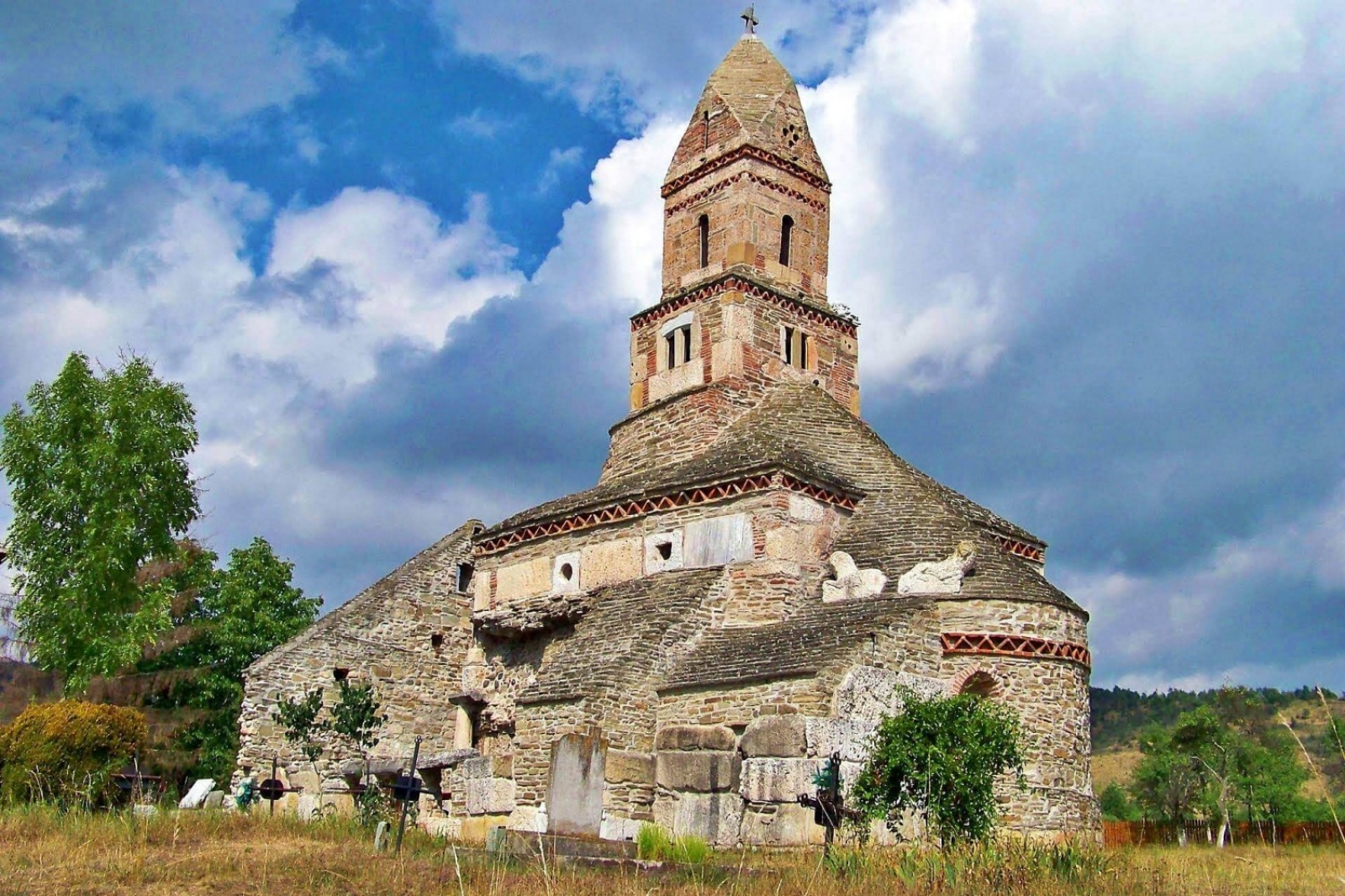 Biserica de piatra Densus, biserica, lacas de cult 