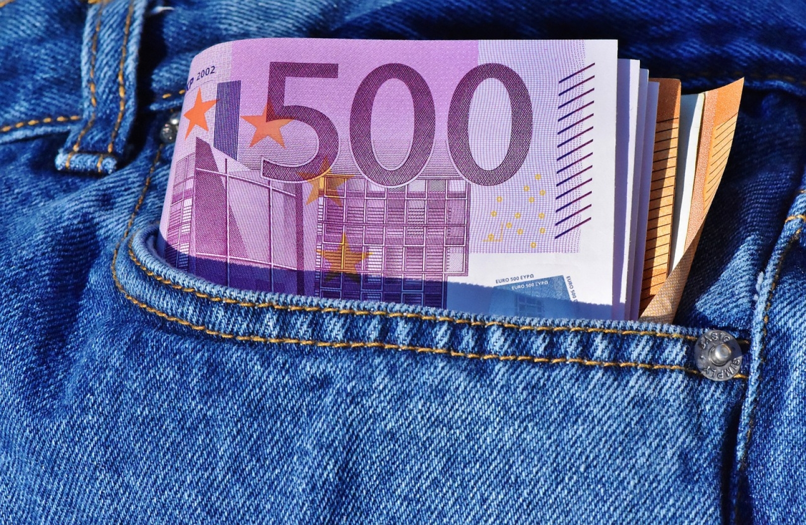 Euros, money in pocket, new years tradition 