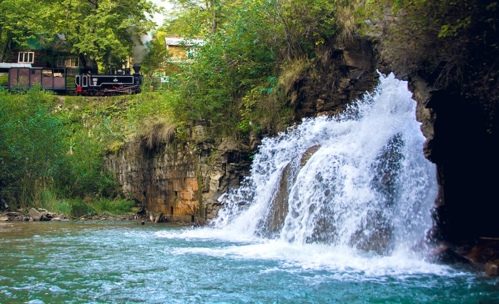 Mocanita, Maramures, tren cu aburi, vehicul feroviar autentic, cascada, rau