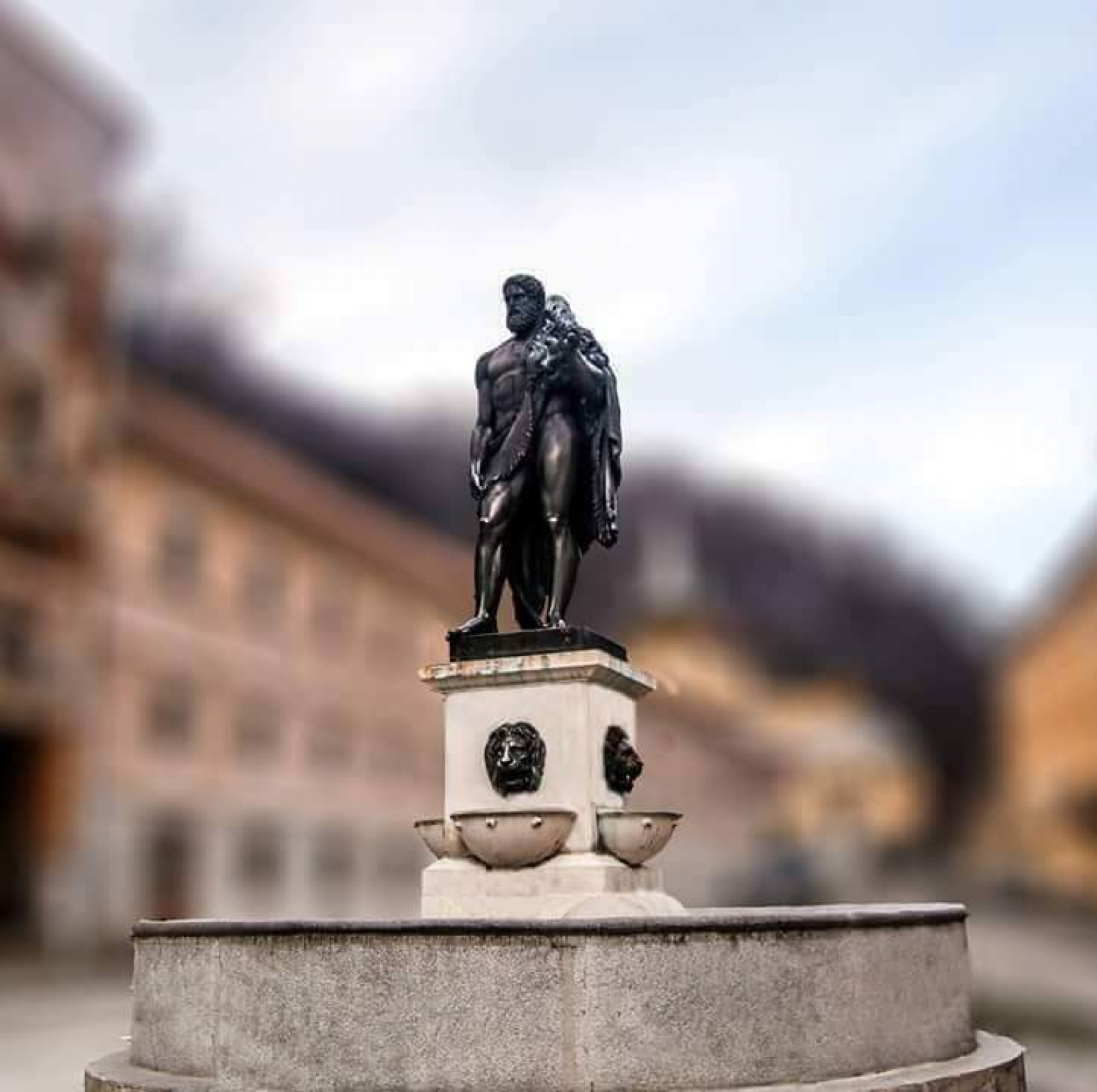 baile herculane, statuie hercule, statuie heracle, statuie erou grec romania