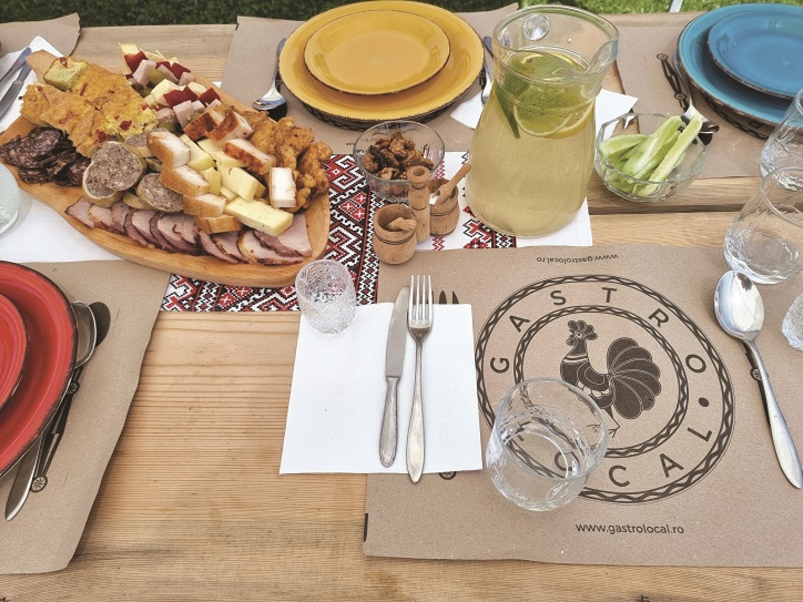 Mancare traditionala, slanina, cascaval, carnati, jumari, ceapa rosie