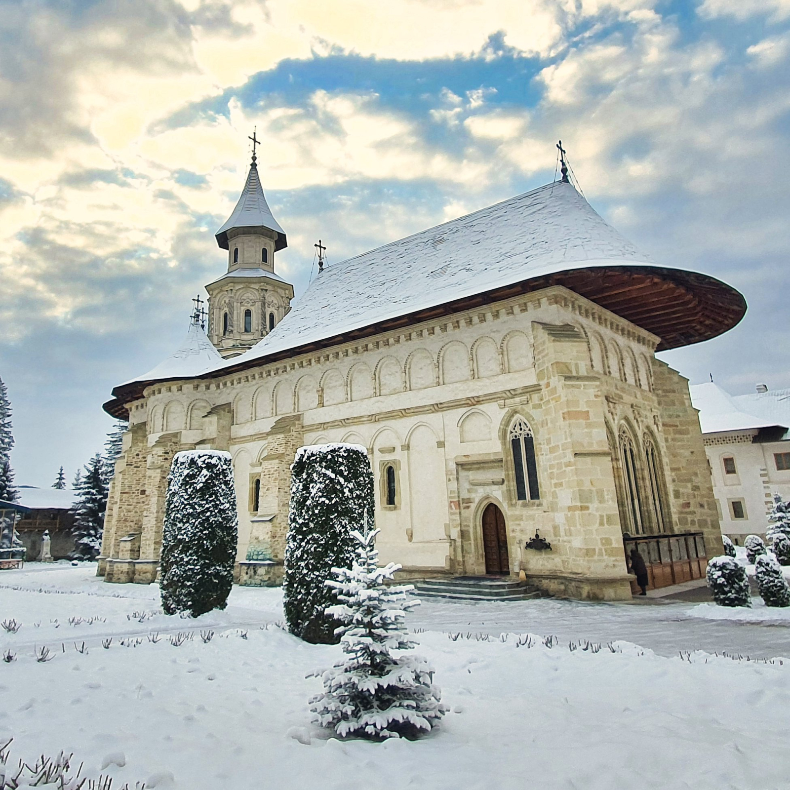 Descoperă magia iernii în liniștea mănăstirilor: Top 7 Mănăstiri din România de vizitat în sezonul rece
